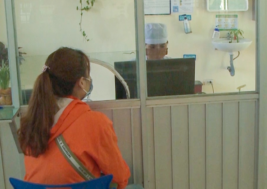 40 nguoi tiep xuc voi 2 cong dan Anh am tinh Covid-19 anh 1