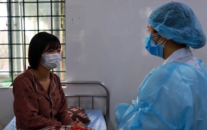 40 nguoi tiep xuc voi 2 cong dan Anh am tinh Covid-19 hinh anh