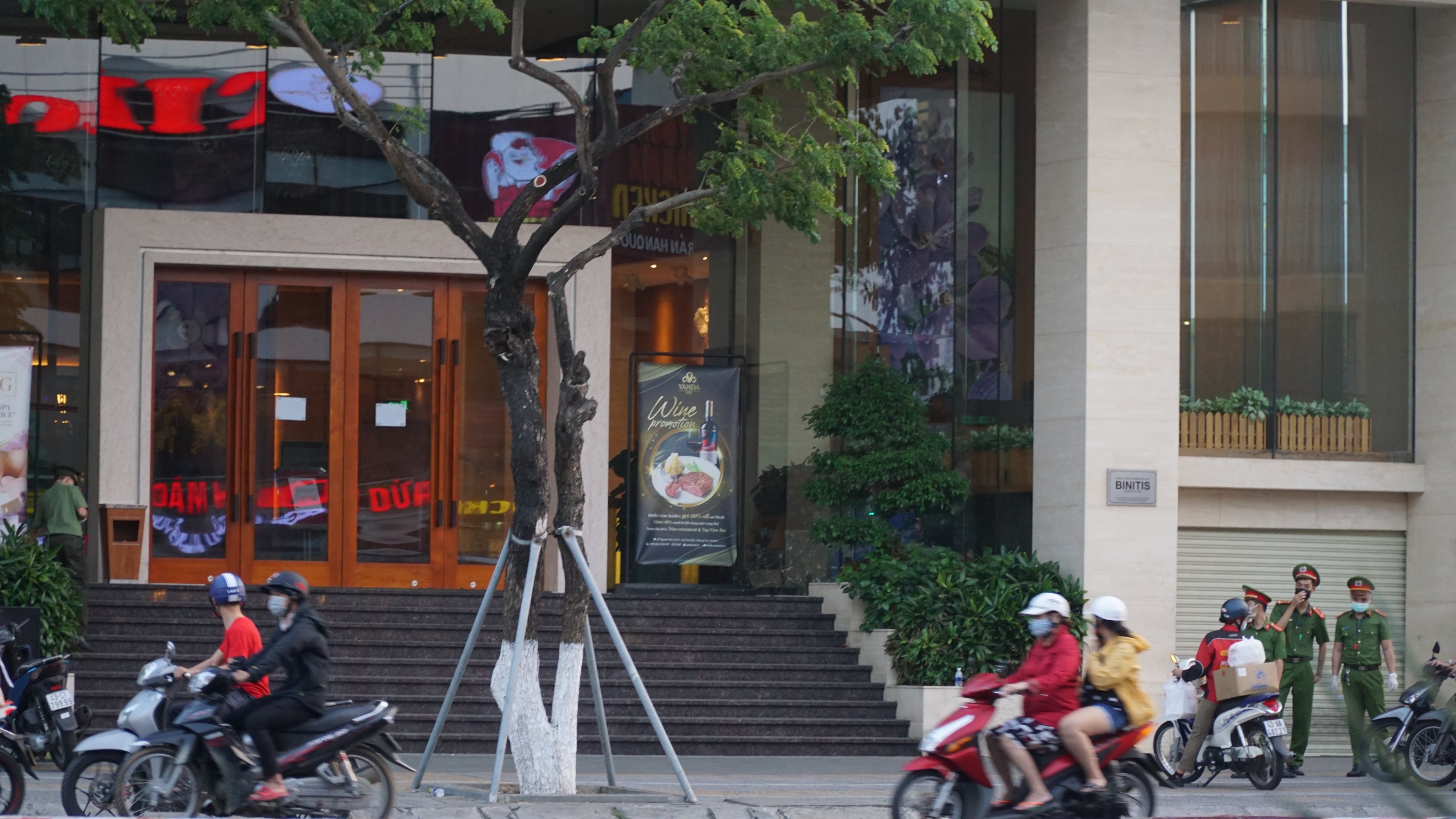 Cong dan Anh duong tinh virus corona anh 1