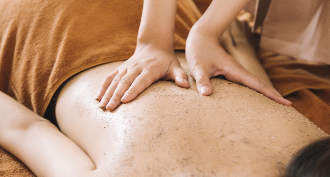 Hai du khach Anh nhiem Covid-19 di spa truoc khi bi cach ly o Da Nang hinh anh