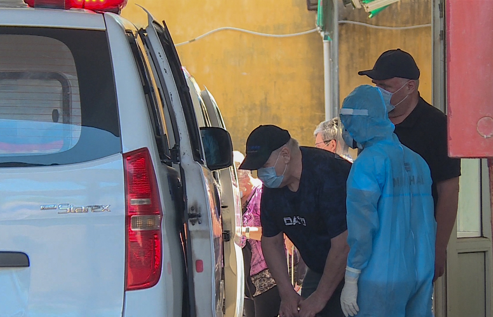 Hai du khach Anh mac Covid-19 tiep xuc gan voi 119 nguoi o Da Nang hinh anh