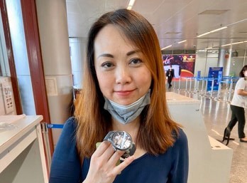 Khach nuoc ngoai de quen dong ho tri gia 1 ty o san bay hinh anh