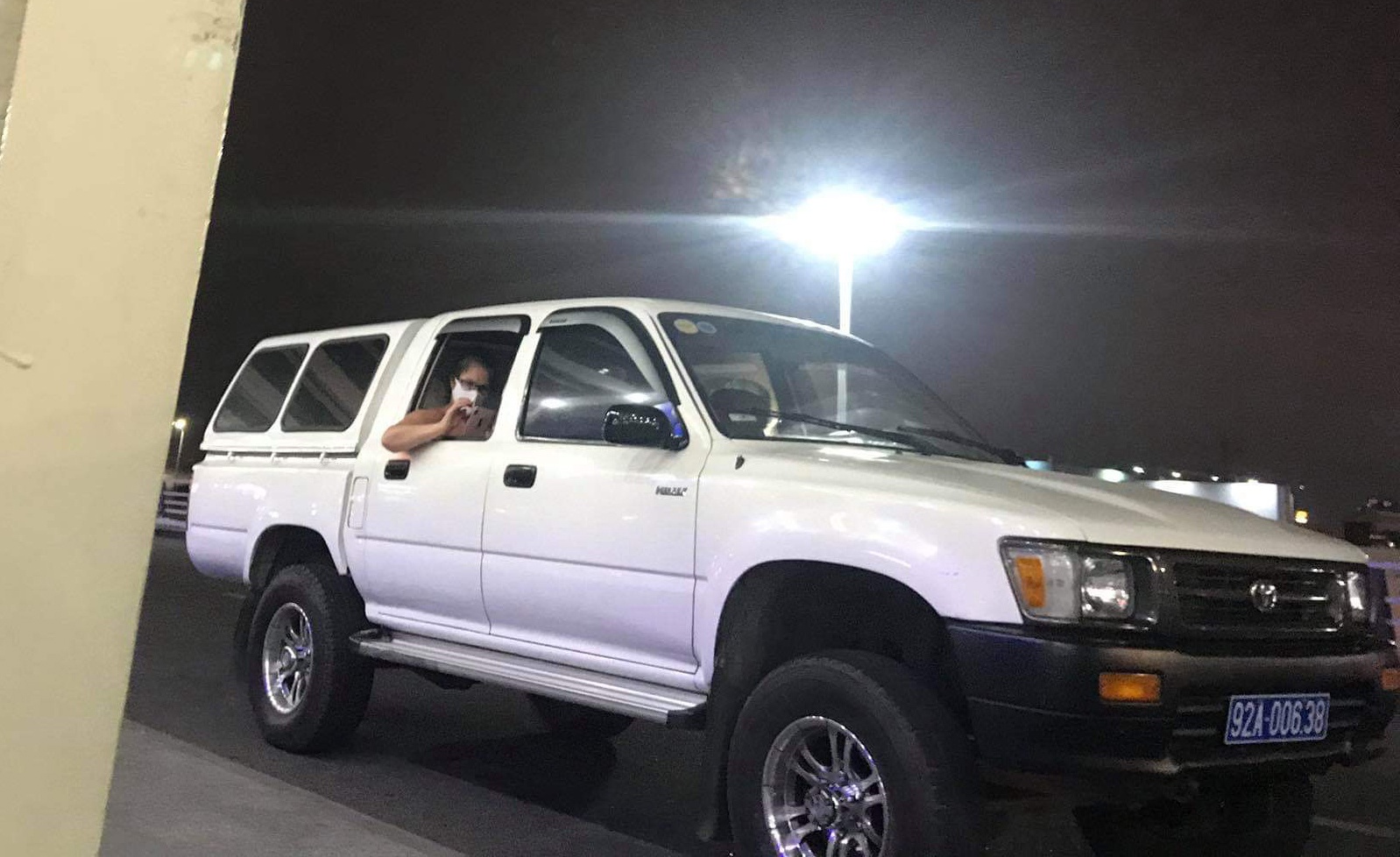 Xe bien xanh cho 4 nguoi thuoc dien cach ly Covid-19 ra san bay anh 1