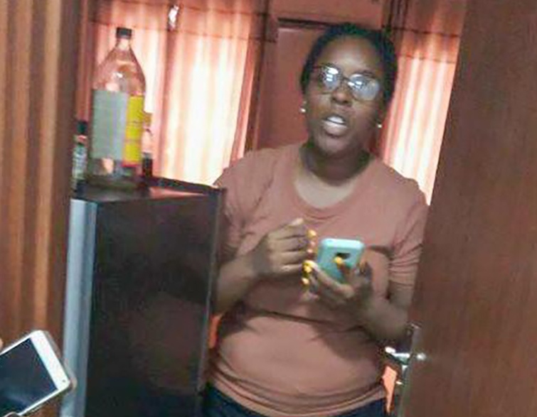 Nu du khach My bo di khi chuan bi nhap vien cach ly hinh anh