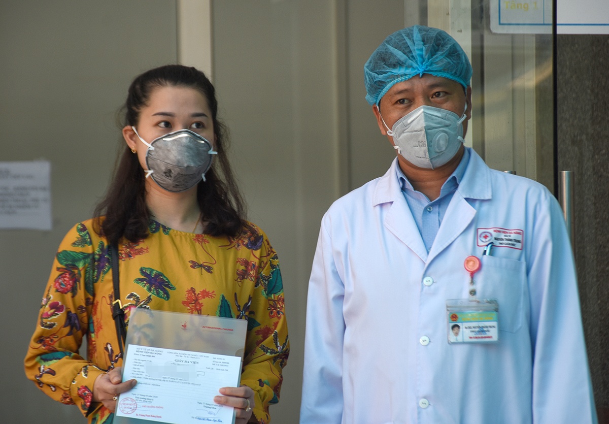 50 y ta, bac si truc 24/24 cuu 3 benh nhan nhiem Covid-19 o Da Nang hinh anh