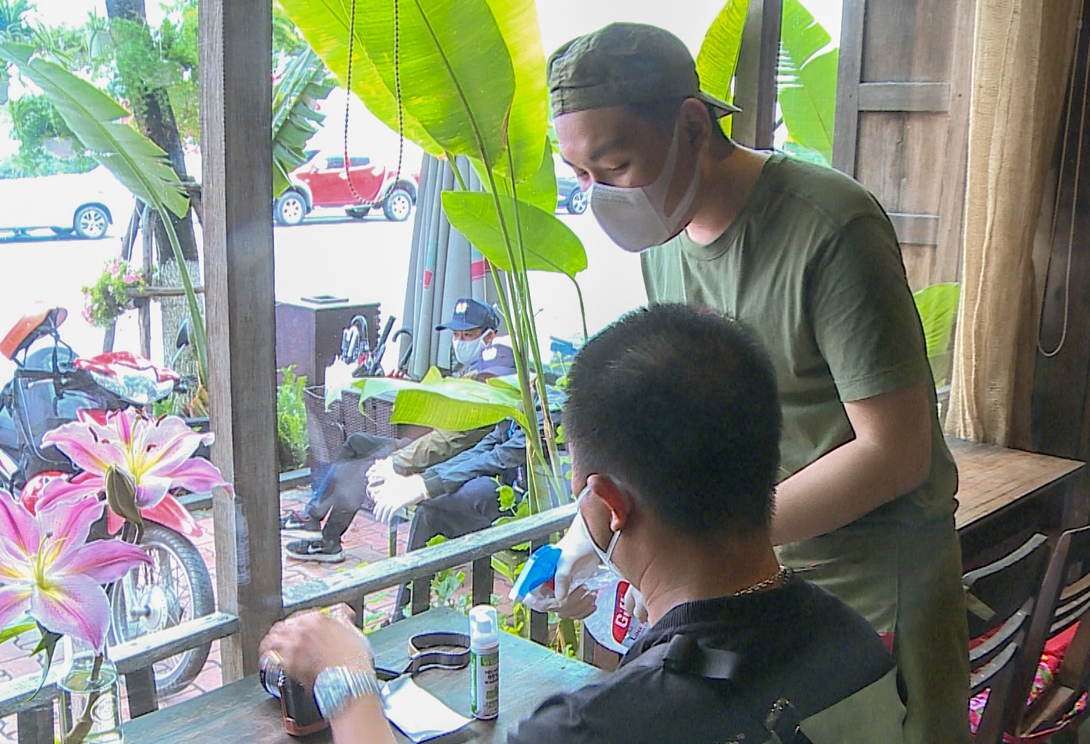 Chu quan o Da Nang khuyen khach rua tay sat khuan phong Covid-19 hinh anh