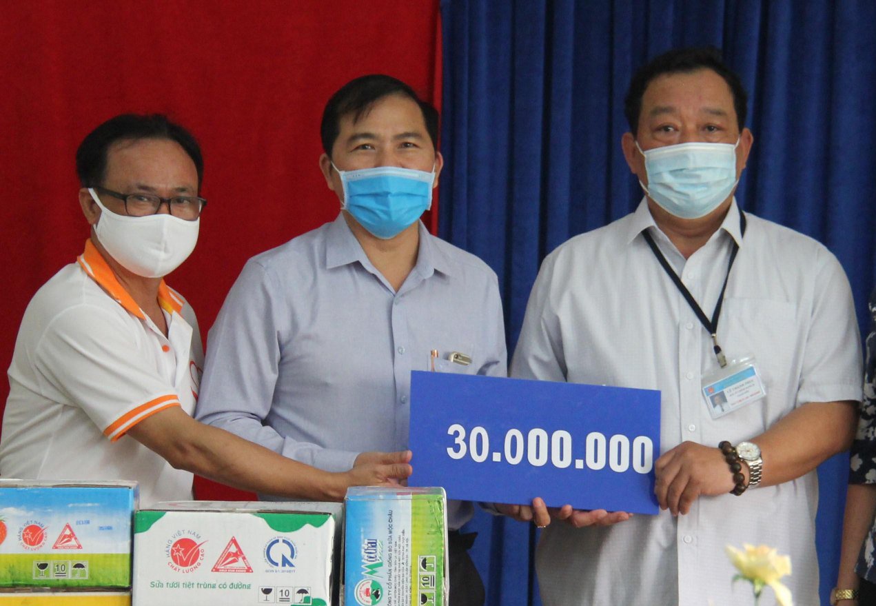 Hoi Nha bao Da Nang trao tang 170 trieu cho y ta, bac si chong dich hinh anh