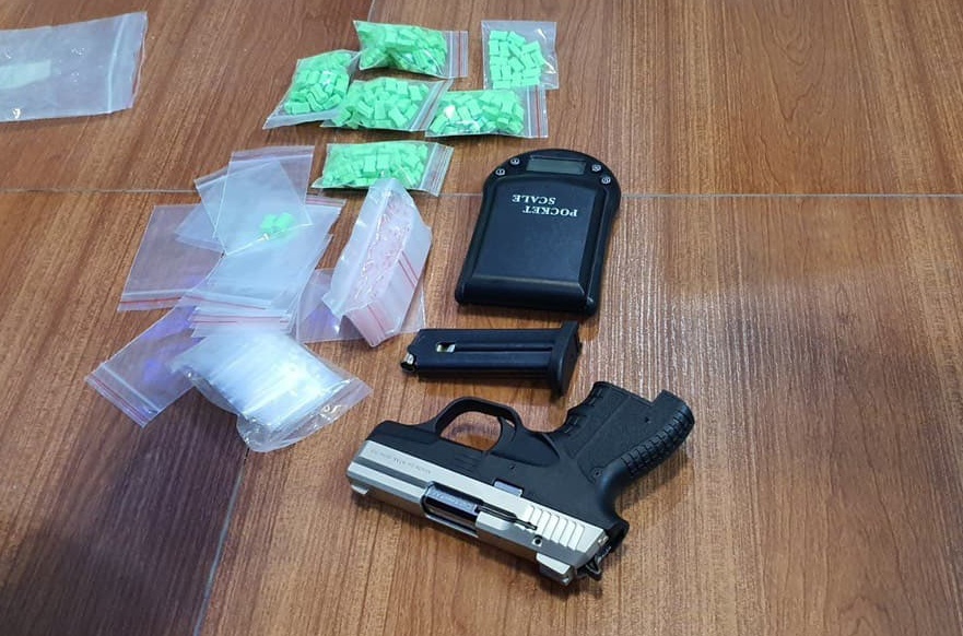 Canh sat mat phuc khong che 2 ten buon ma tuy anh 2