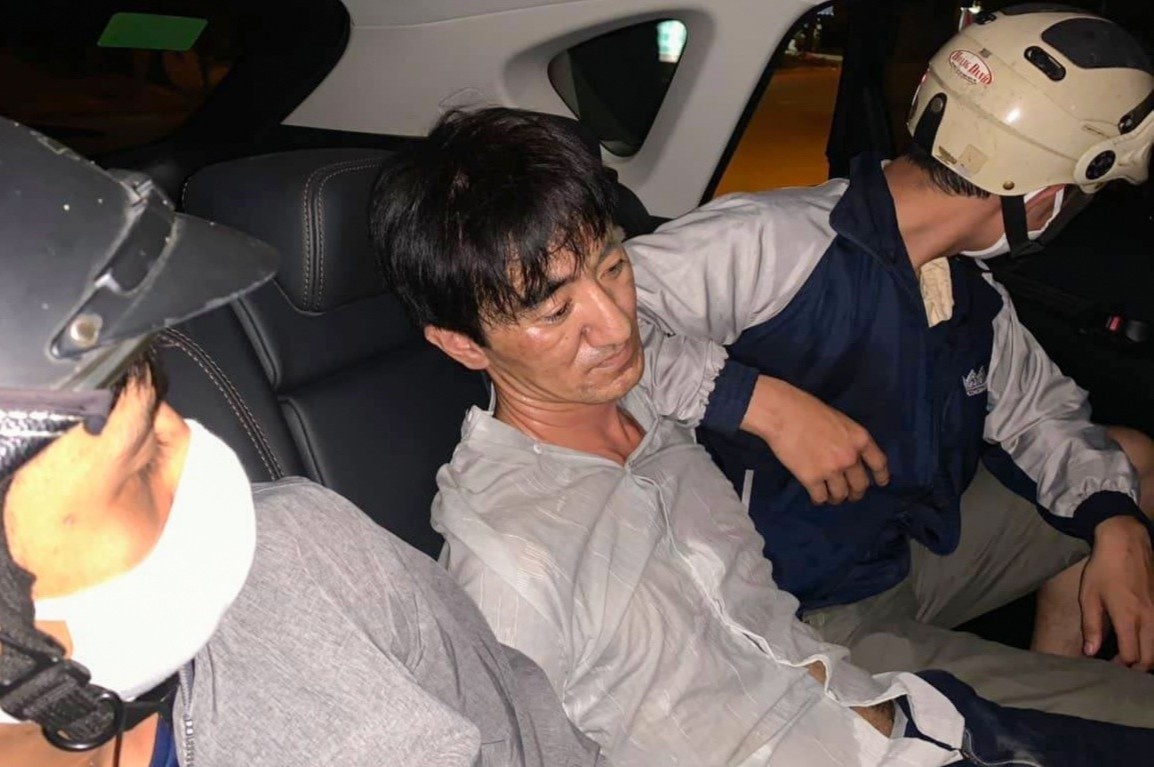 Canh sat mat phuc bat 2 ga buon ma tuy tang tru sung hinh anh