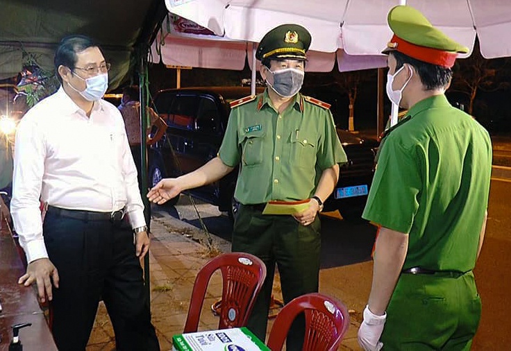 Cong an thuc trang dem canh chot chong dich Covid-19 hinh anh