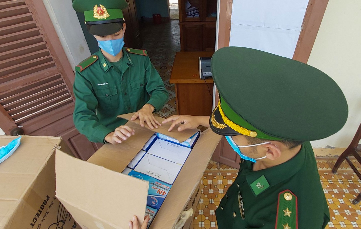 Phat hien 10.000 khau trang y te vo chu o Da Nang hinh anh