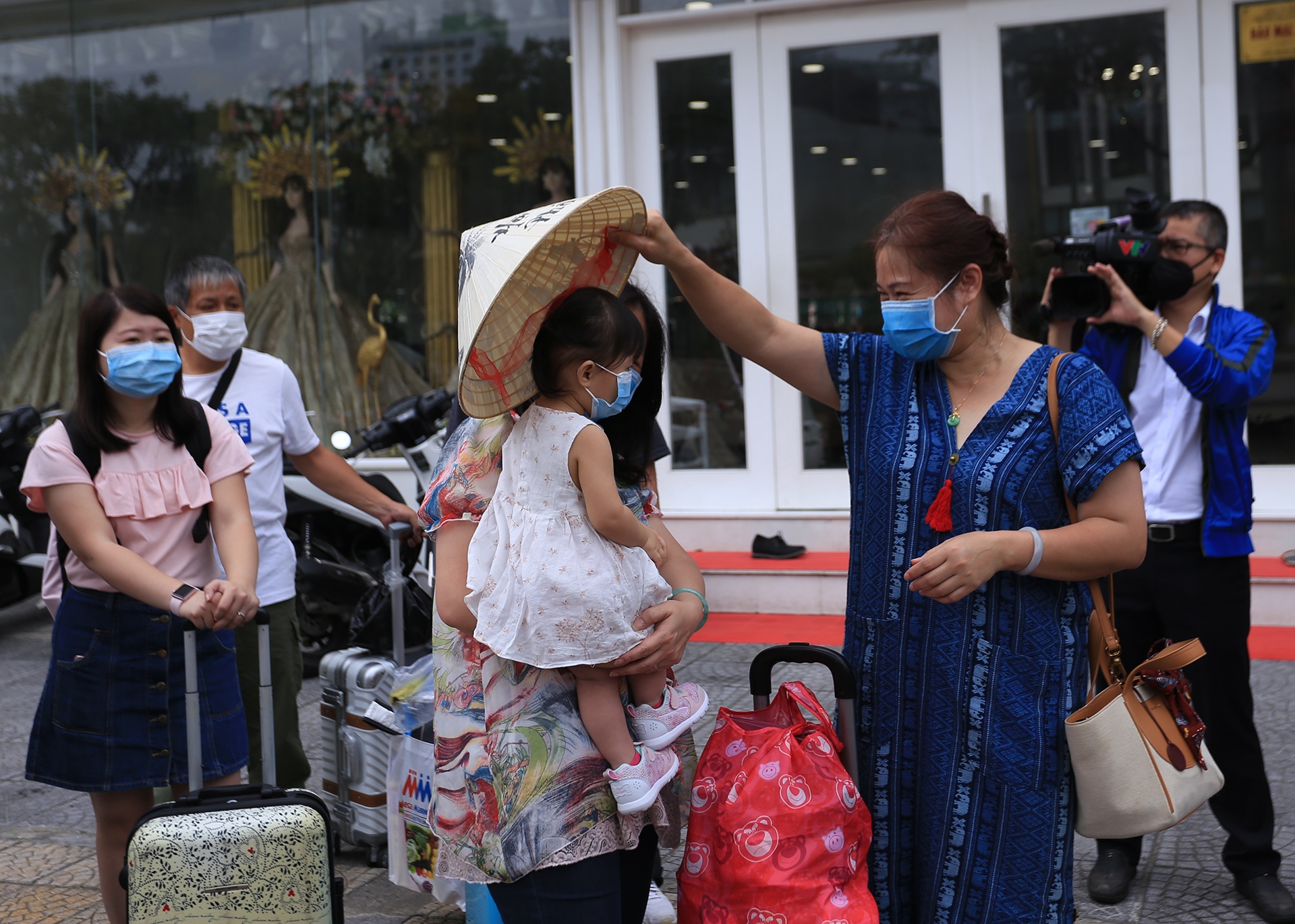 Cac dia phuong ly giai viec chua thu phi doi voi nguoi cach ly anh 1