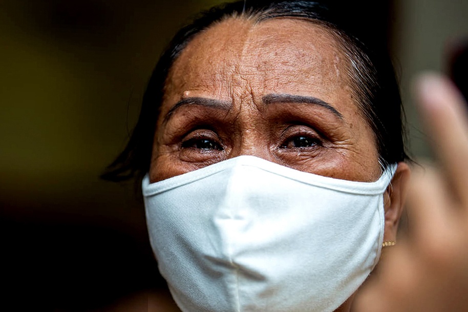 Nuoc mat cua 2 nguoi me co con la canh sat hy sinh khi lam nhiem vu hinh anh