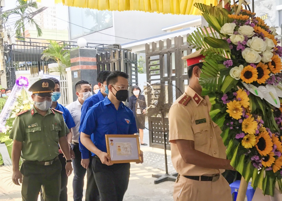 Trao huy hiệu Tuổi trẻ dũng cảm cho cảnh sát hy sinh ảnh 1 Trao huy hieu Tuoi tre dung cam cho canh sat hy sinh anh 1