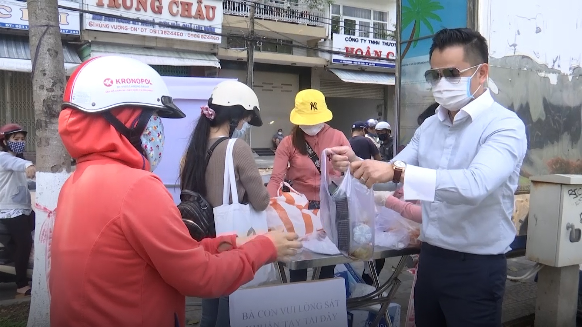 Nguoi Da Nang phat com mien phi cho lao dong ngheo giua mua dich hinh anh