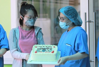 Nu benh nhan 135 tang banh kem cam on y, bac si khi xuat vien hinh anh