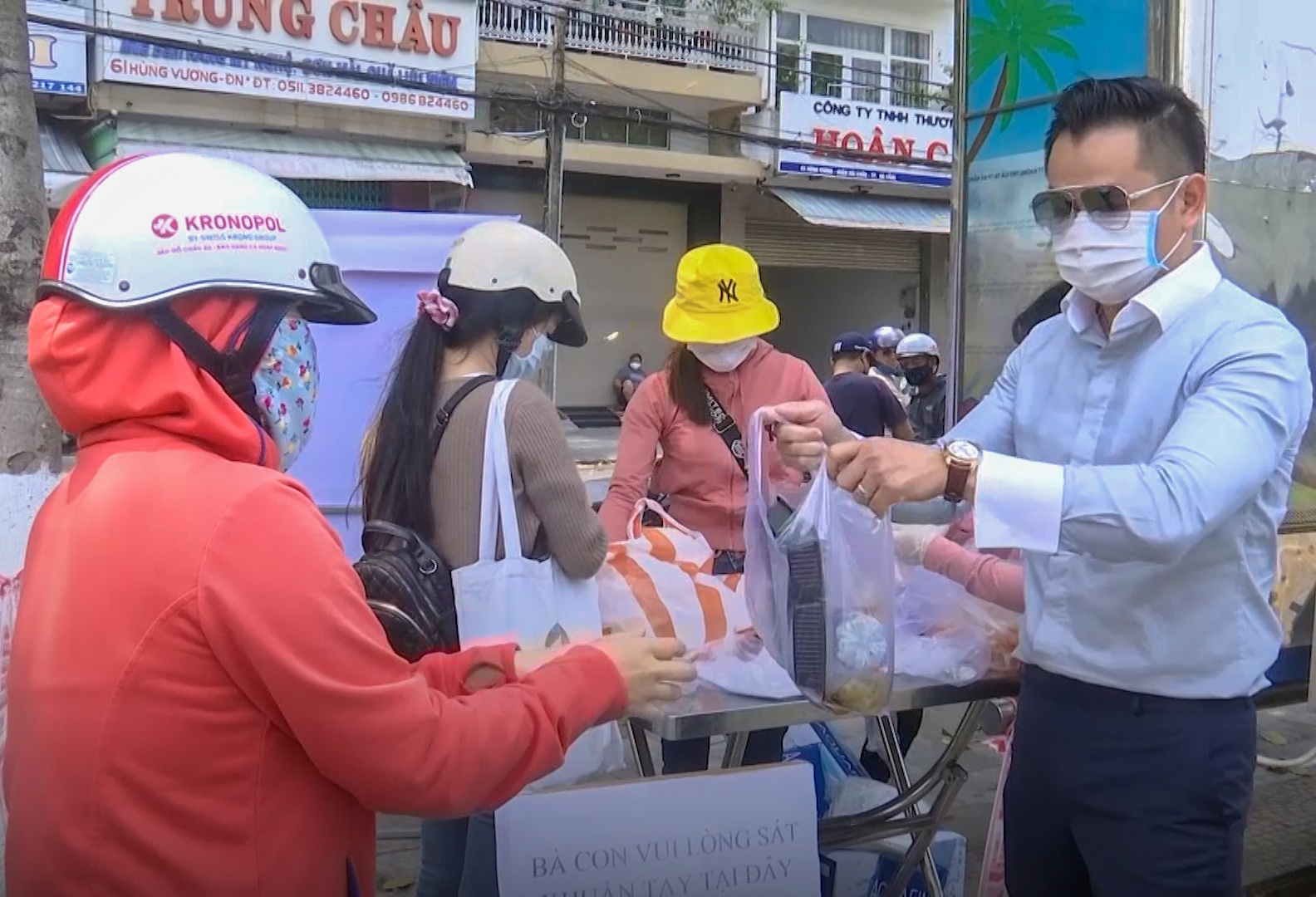 Du khach phan khoi vi duoc di an sang, uong ca phe sau cach ly hinh anh