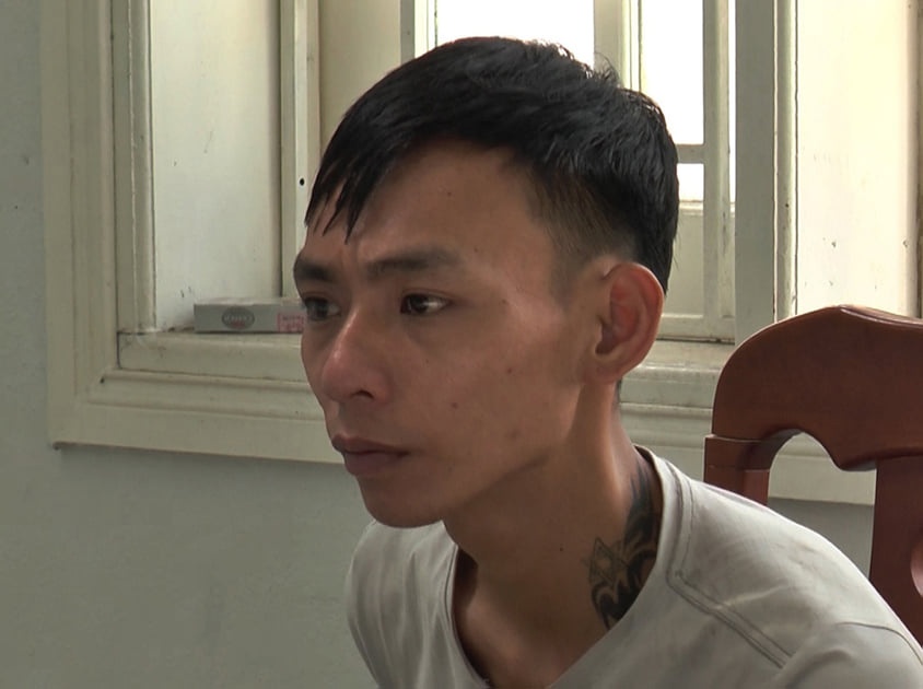 4 thanh nien mang binh xit hoi cay di trom hinh anh