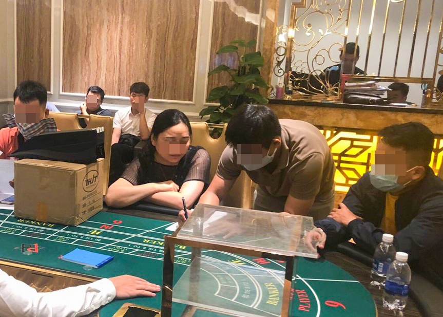 15 nguoi nuoc ngoai thue resort danh bac giua dich Covid-19 hinh anh
