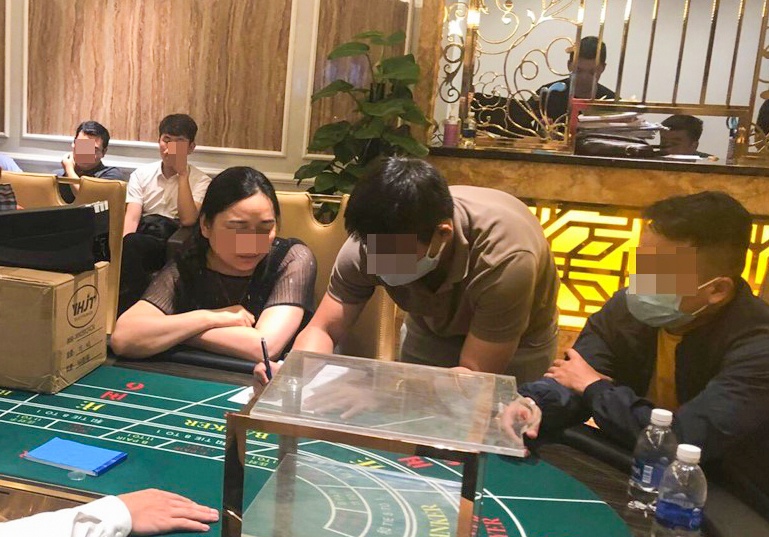 Nhom nguoi nuoc ngoai to chuc danh bac trong resort hinh anh