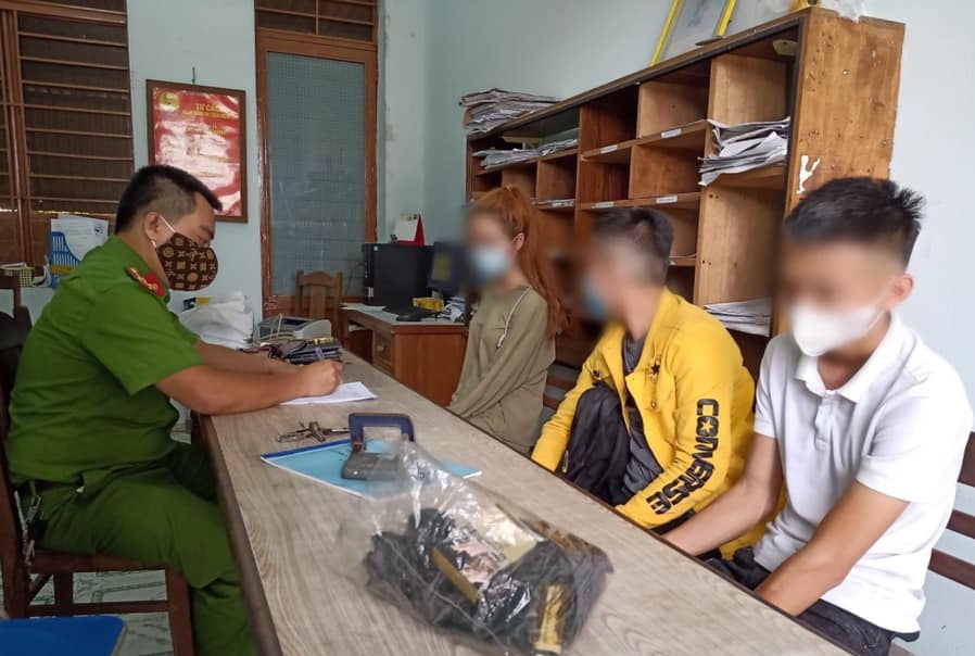 Nhom nam nu tu que ra Da Nang thue biet thu mo tiec ma tuy anh 1