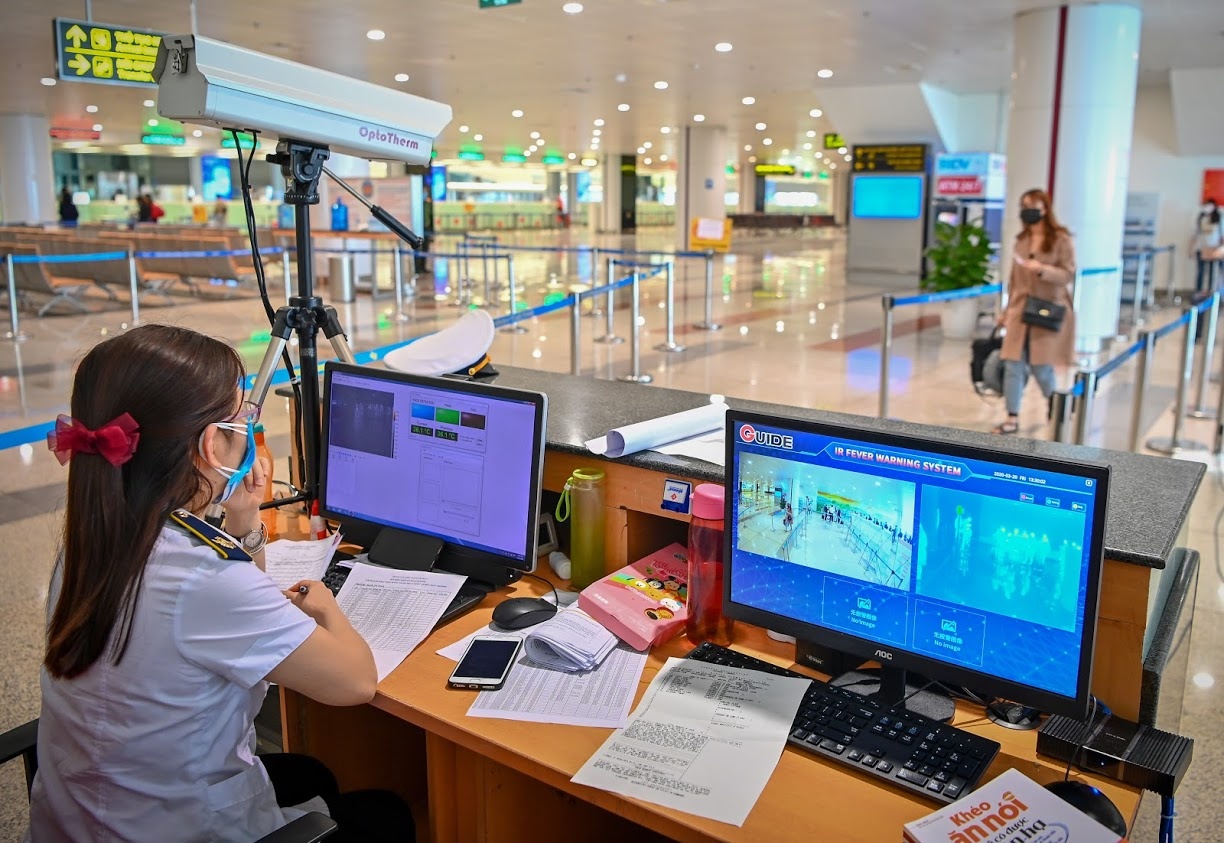 Vi sao Da Nang mua may doc ket qua xet nghiem Covid-19 gia 1,4 ty? hinh anh