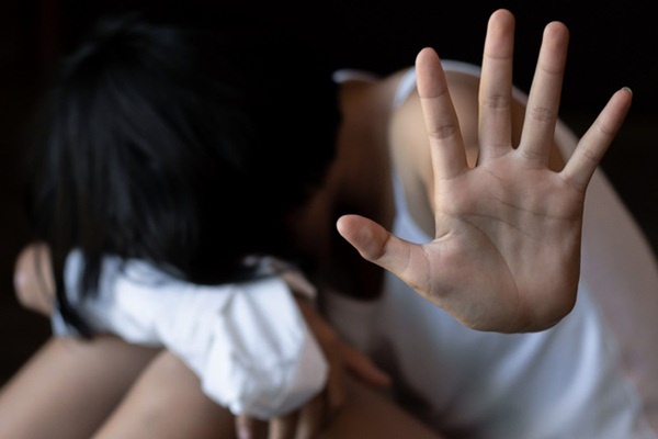 Nu sinh bi ban trai tong tien bang 'anh nong' hinh anh