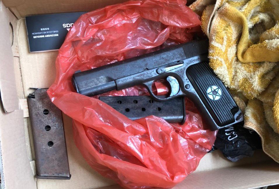 Phat hien khau sung K54 va 2 hop tiep dan trong nha tro cua ten trom hinh anh