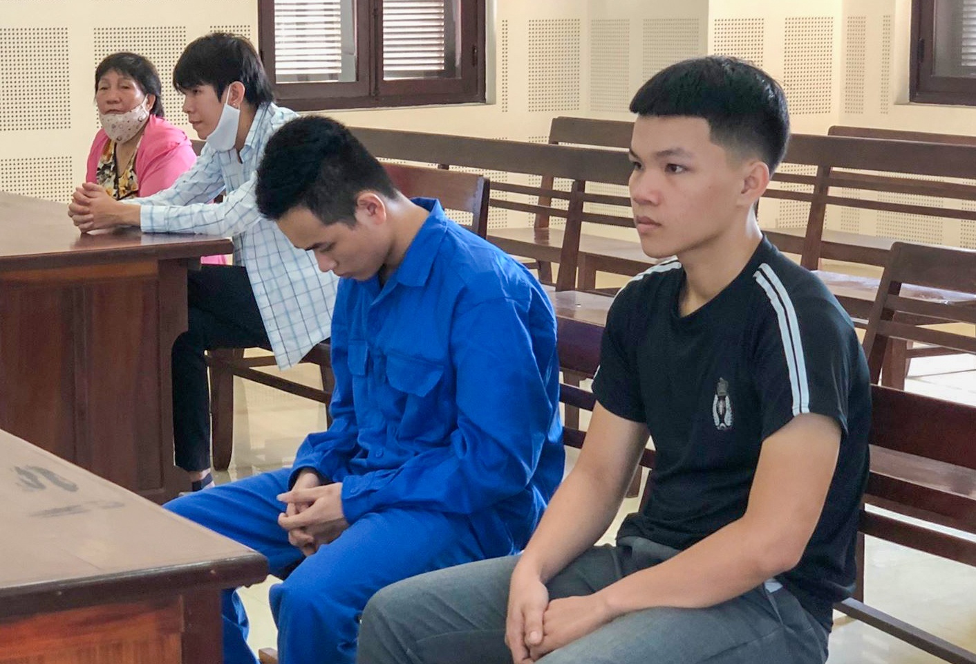 Danh nguoi lun so, 2 thanh nien linh an tu hinh anh