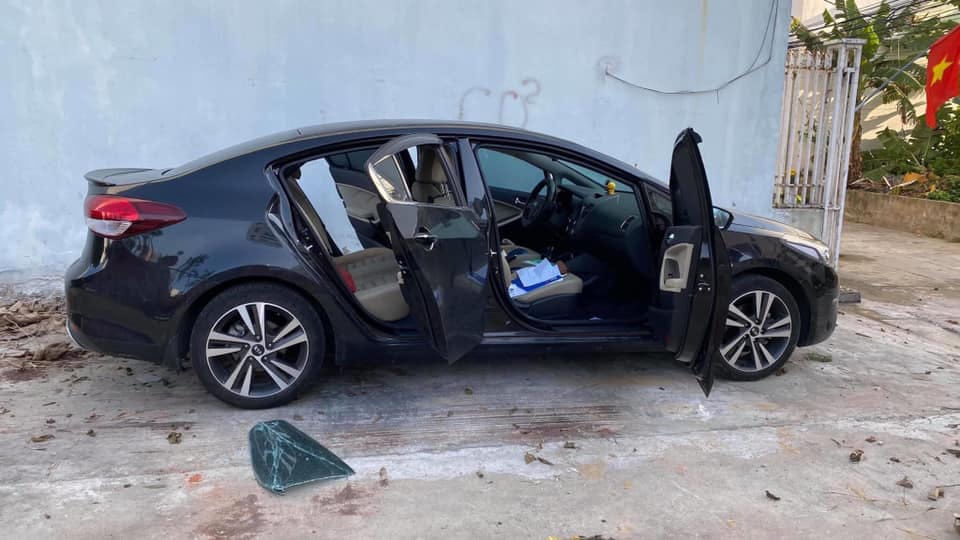 nhom chuyen dap vo kinh oto anh 1