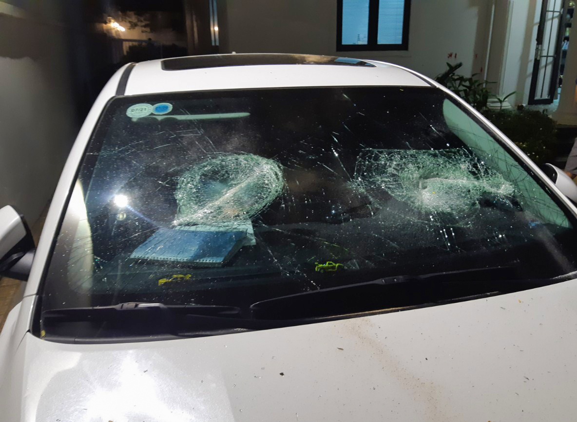 Nhom trom chuyen dap kinh oto sa luoi hinh anh