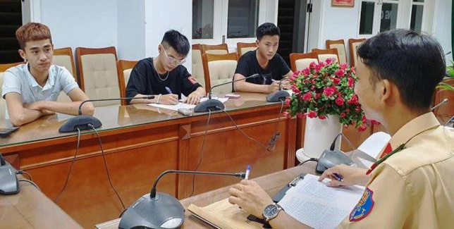 Nhom thanh nien boc dau xe o cau Rong anh 1