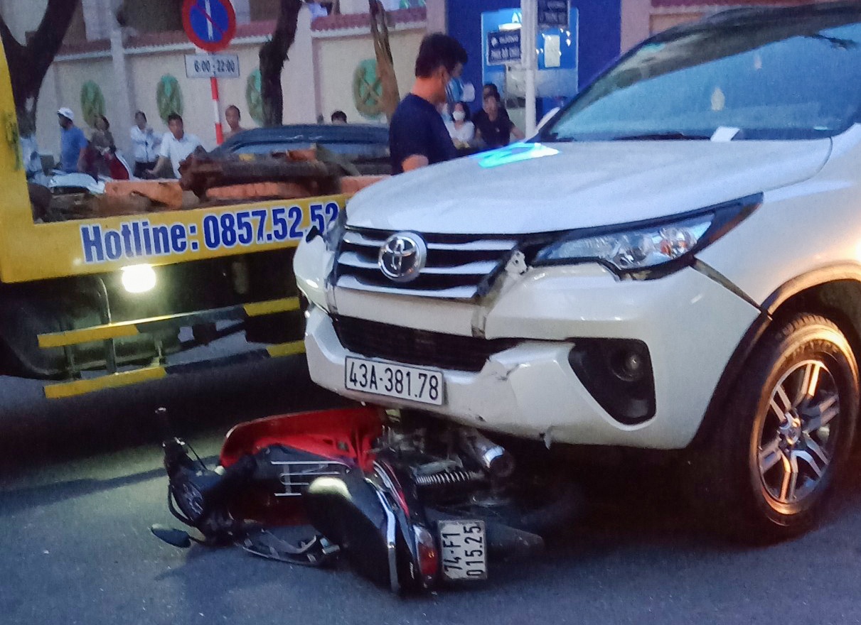 Me con giao vien bi oto tong, keo le tren duong hinh anh