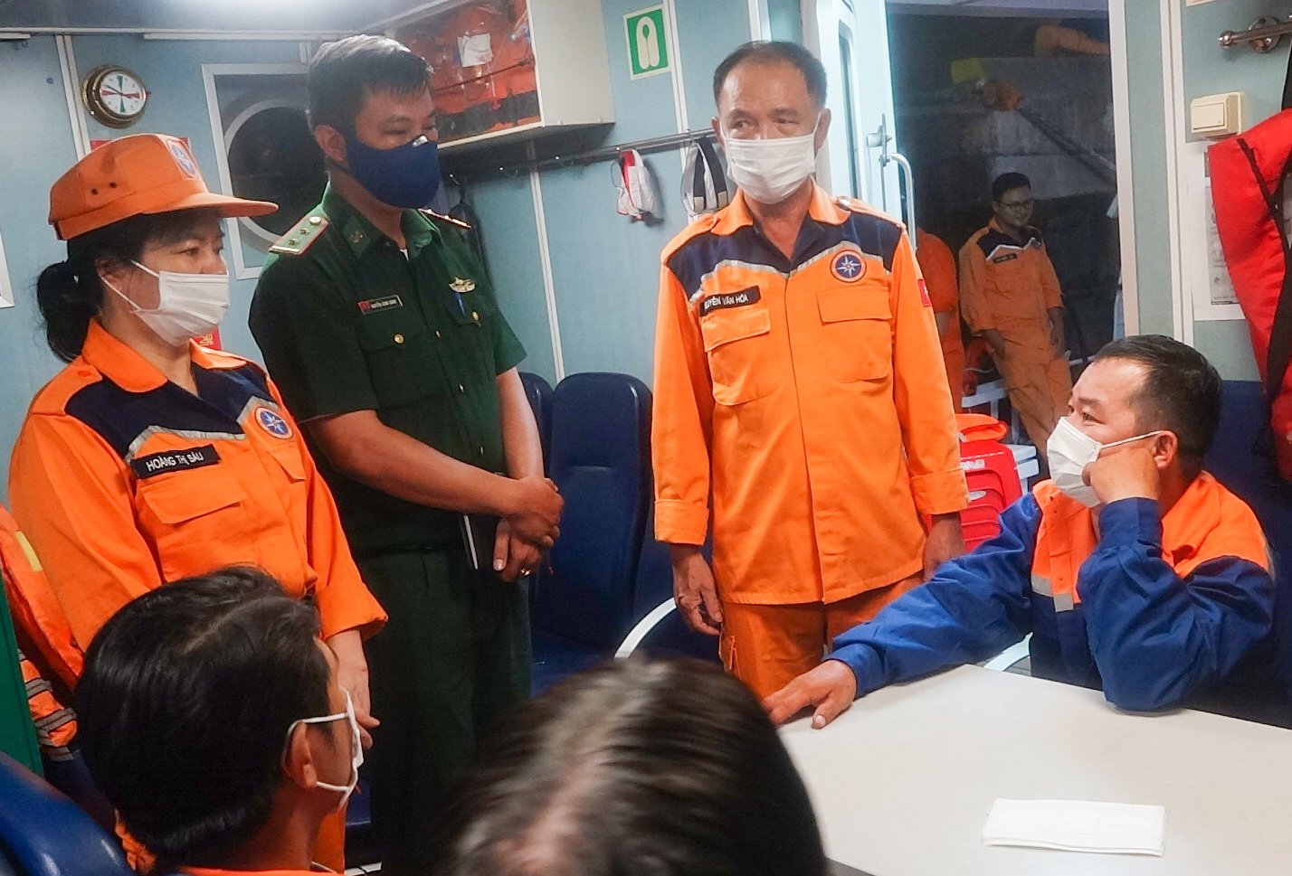 Cuu 7 ngu dan cung tau ca bi nan o vung bien Thua Thien - Hue hinh anh