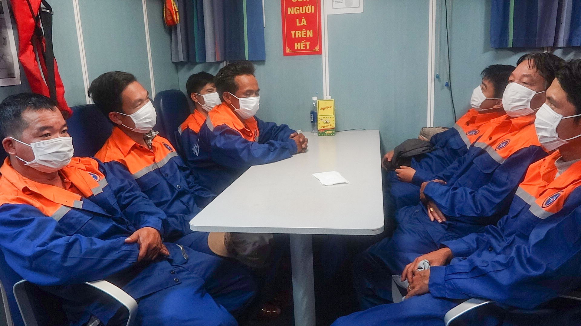 Cuu 7 ngu dan tren tau ca bi chim anh 2