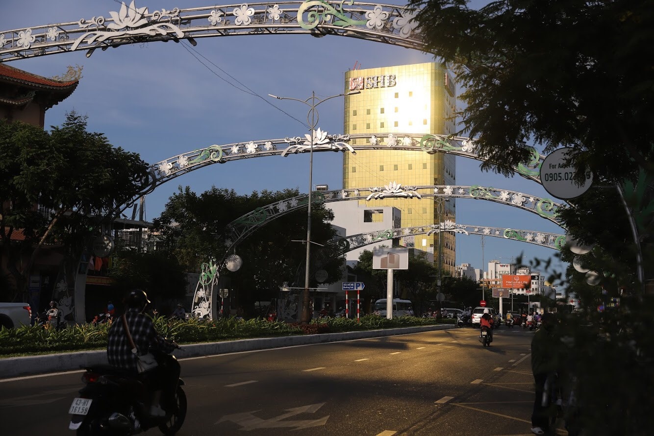 Phat chu hai toa nha kinh vang 80 trieu dong anh 1