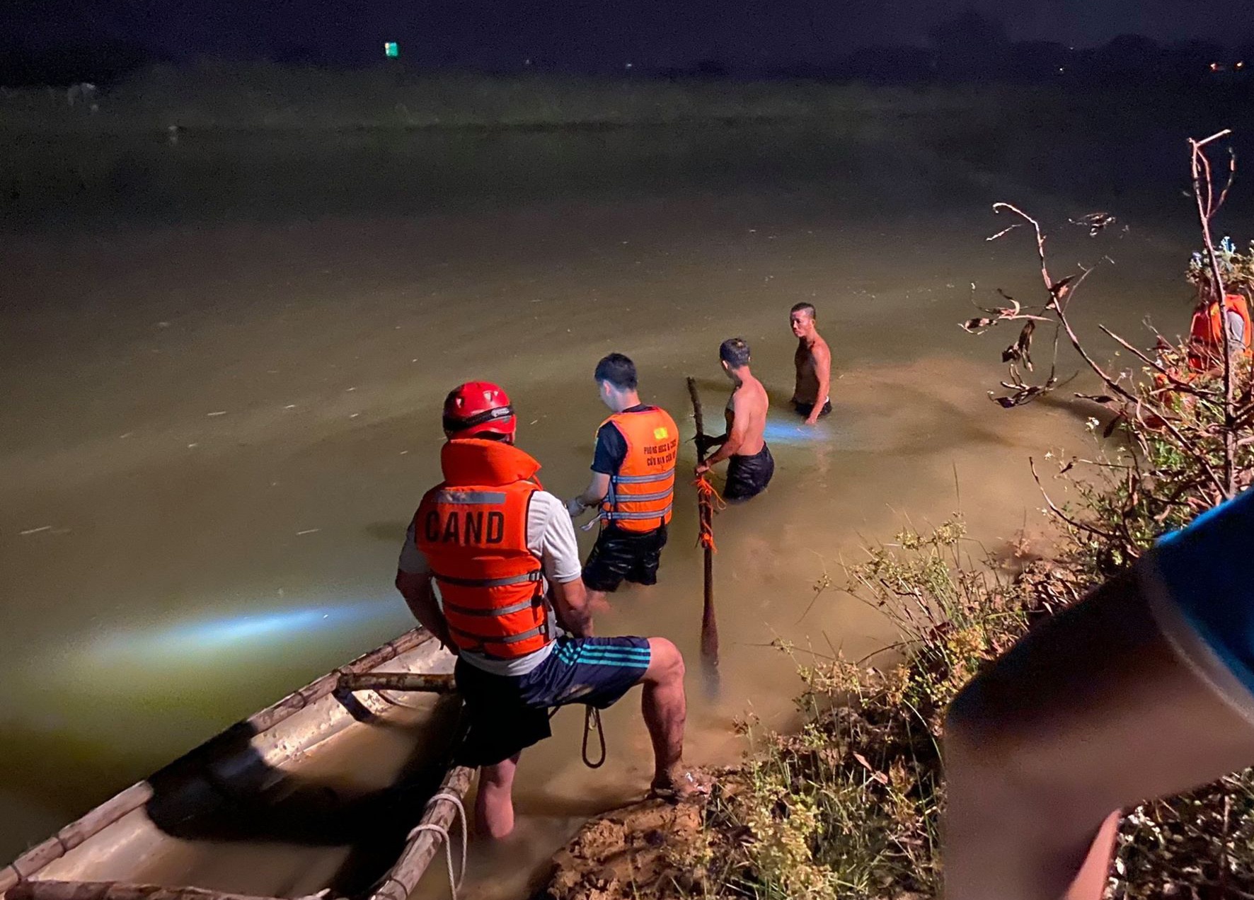 Nam sinh mat tich do duoi nuoc anh 1