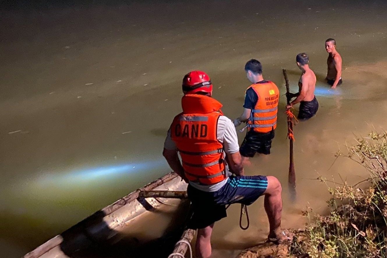 Hang chuc canh sat tim kiem nam sinh bi duoi nuoc hinh anh