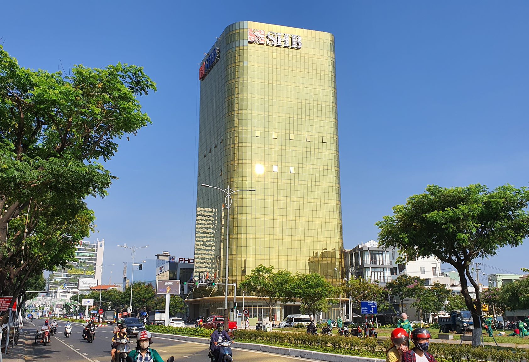 2 cao oc lap kinh vang gay choi mat o Da Nang hinh anh