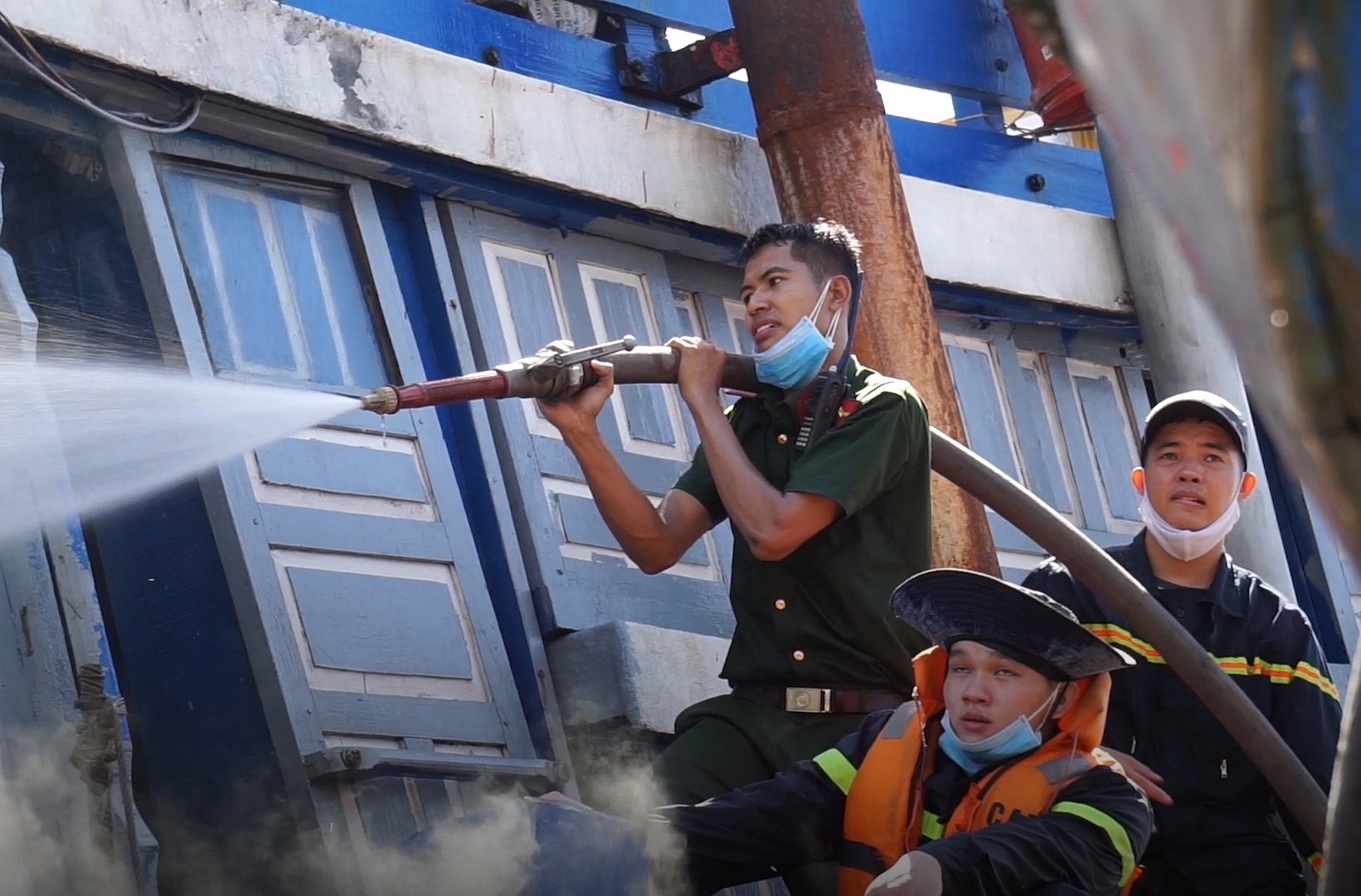 50 canh sat dap vu chay tau ca hinh anh