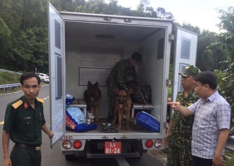 Ca tram can bo quan doi, cong an vay bat ke sat nhan 2 lan tron trai hinh anh