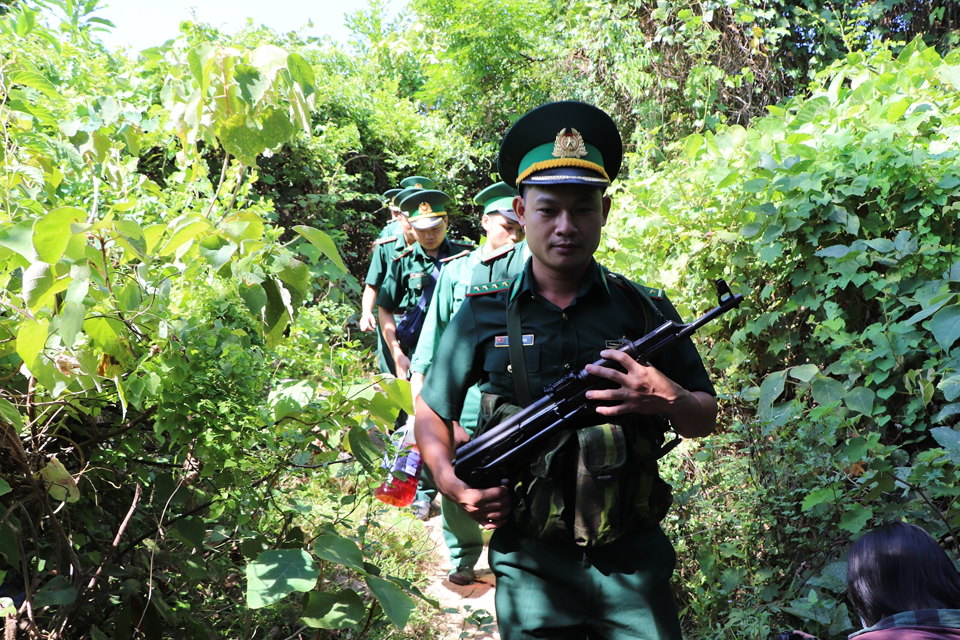 Bo doi om sung AK truy tim ke sat nhan duoi troi nang 40 do hinh anh