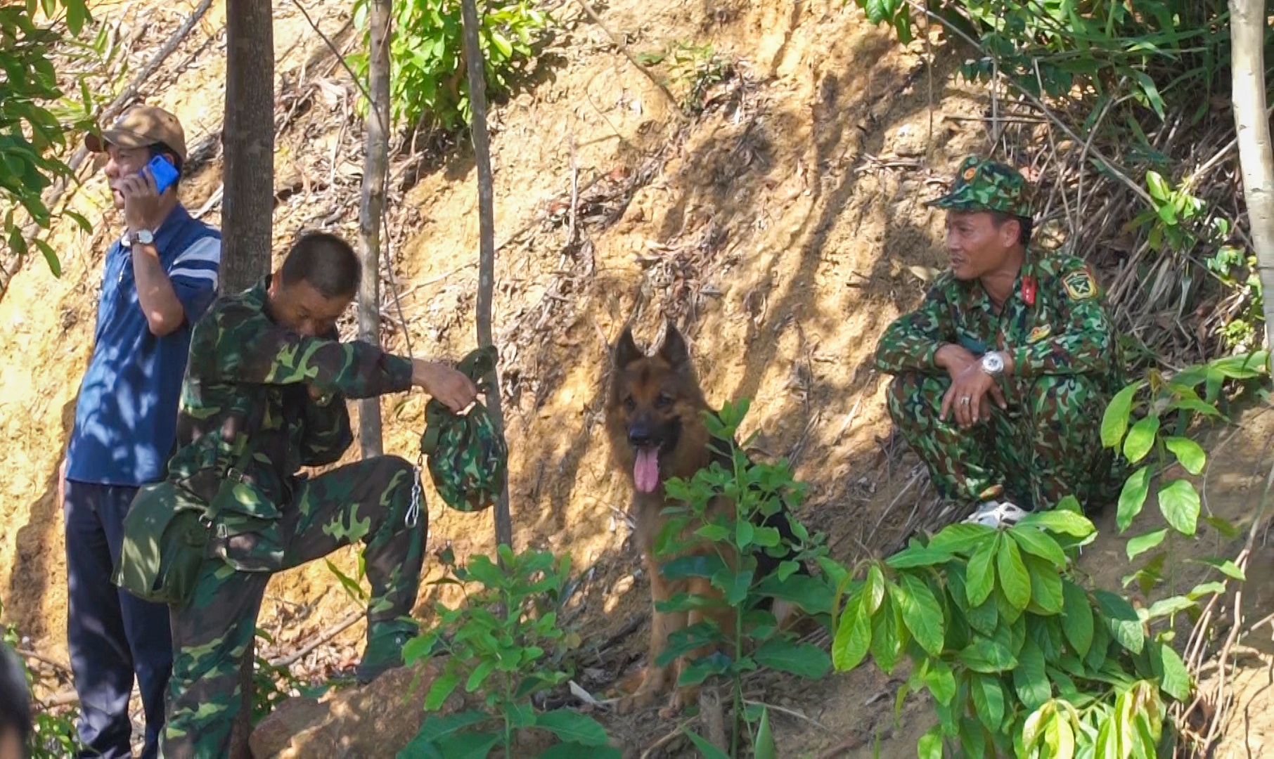 Ke sat nhan 2 lan tron trai giam quan doi la nguoi gioi vo hinh anh