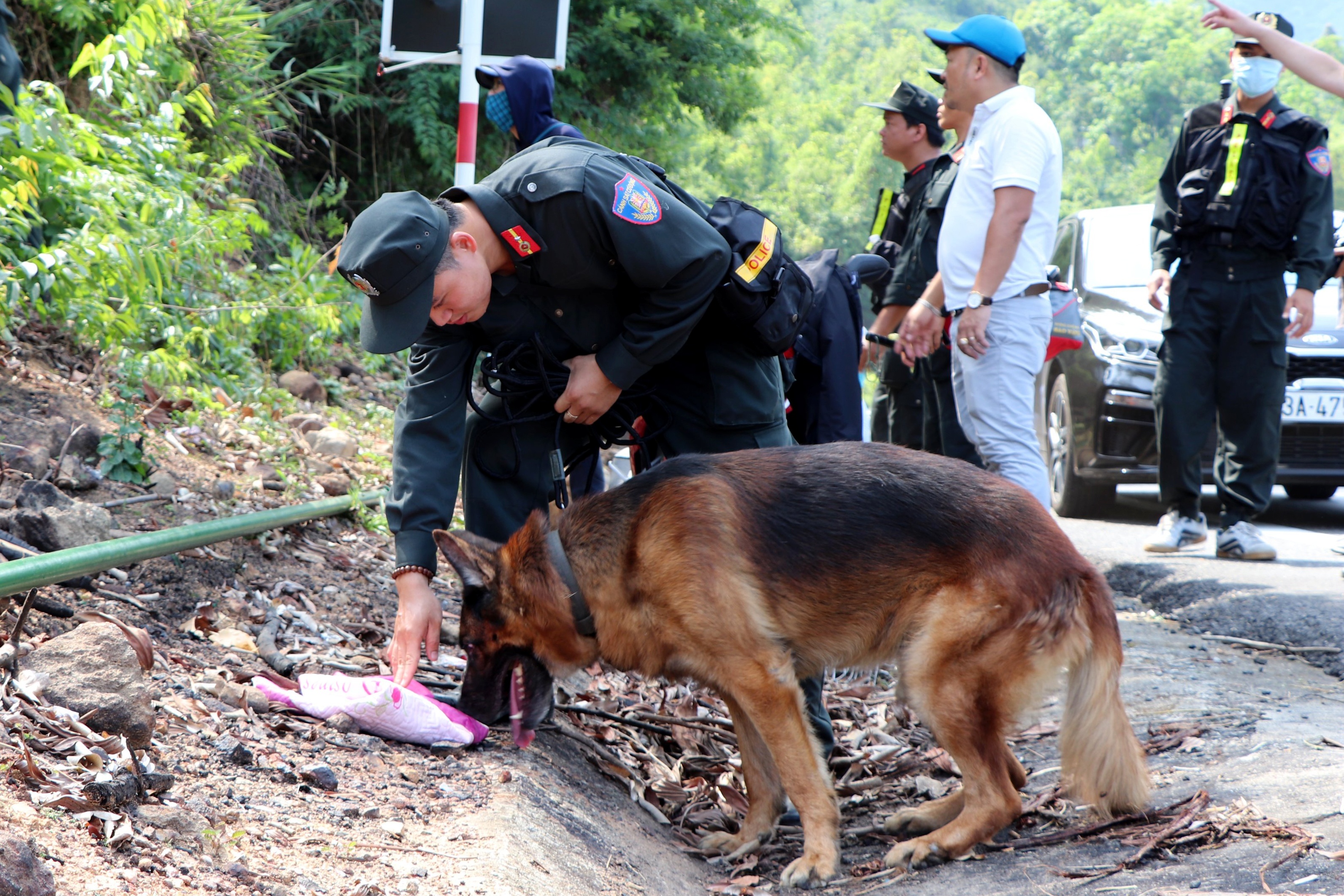 Dung flycam truy tim ke sat nhan 2 lan tron trai giam hinh anh