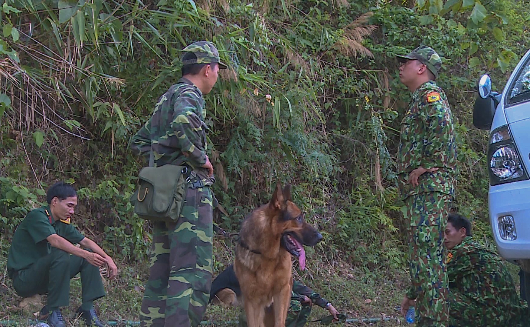 Quan doi dung flycam truy tim dau vet ke sat nhan tron trai giam anh 2