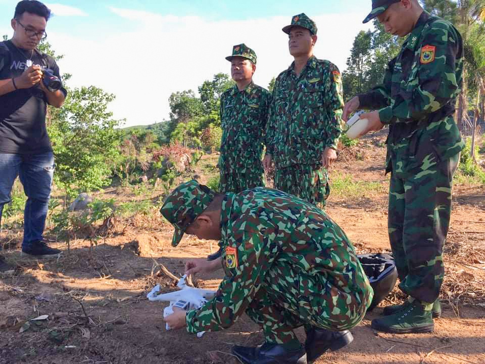 Quan doi dung flycam truy tim dau vet ke sat nhan tron trai giam anh 1