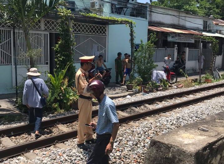 Nguoi dan ong bi tau hoa keo le gan 20 m hinh anh