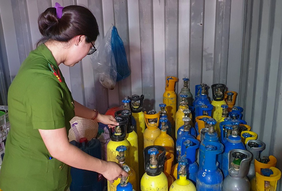 Phat hien 92 binh khi cuoi o bai giu xe hinh anh