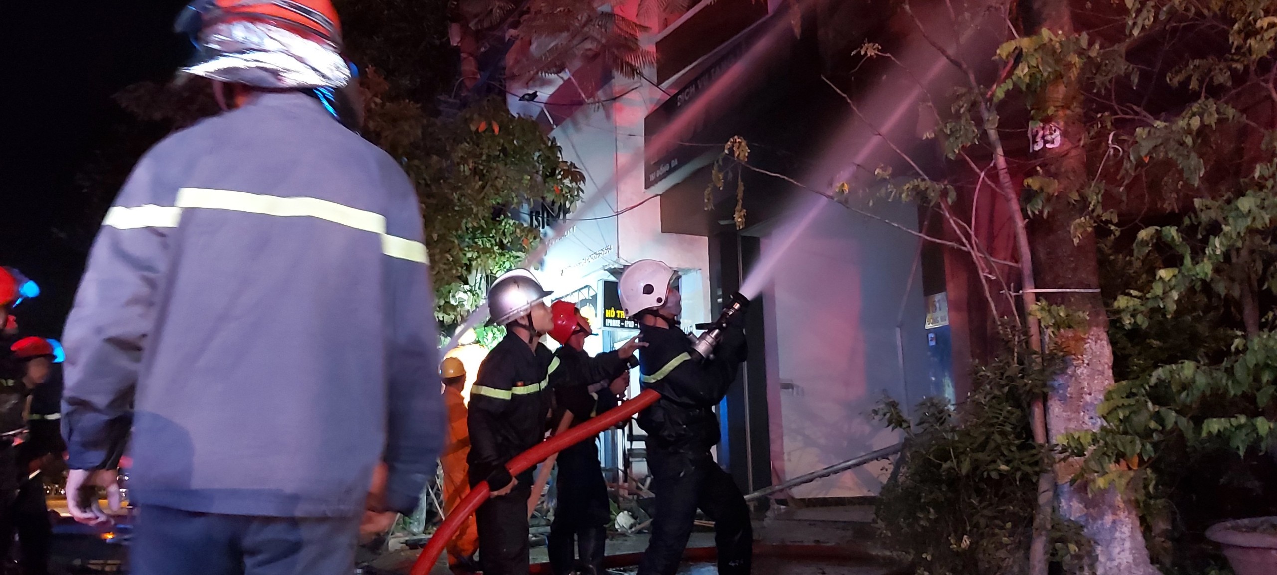 7 nguoi thoat khoi can nha bi chay luc nua dem anh 1