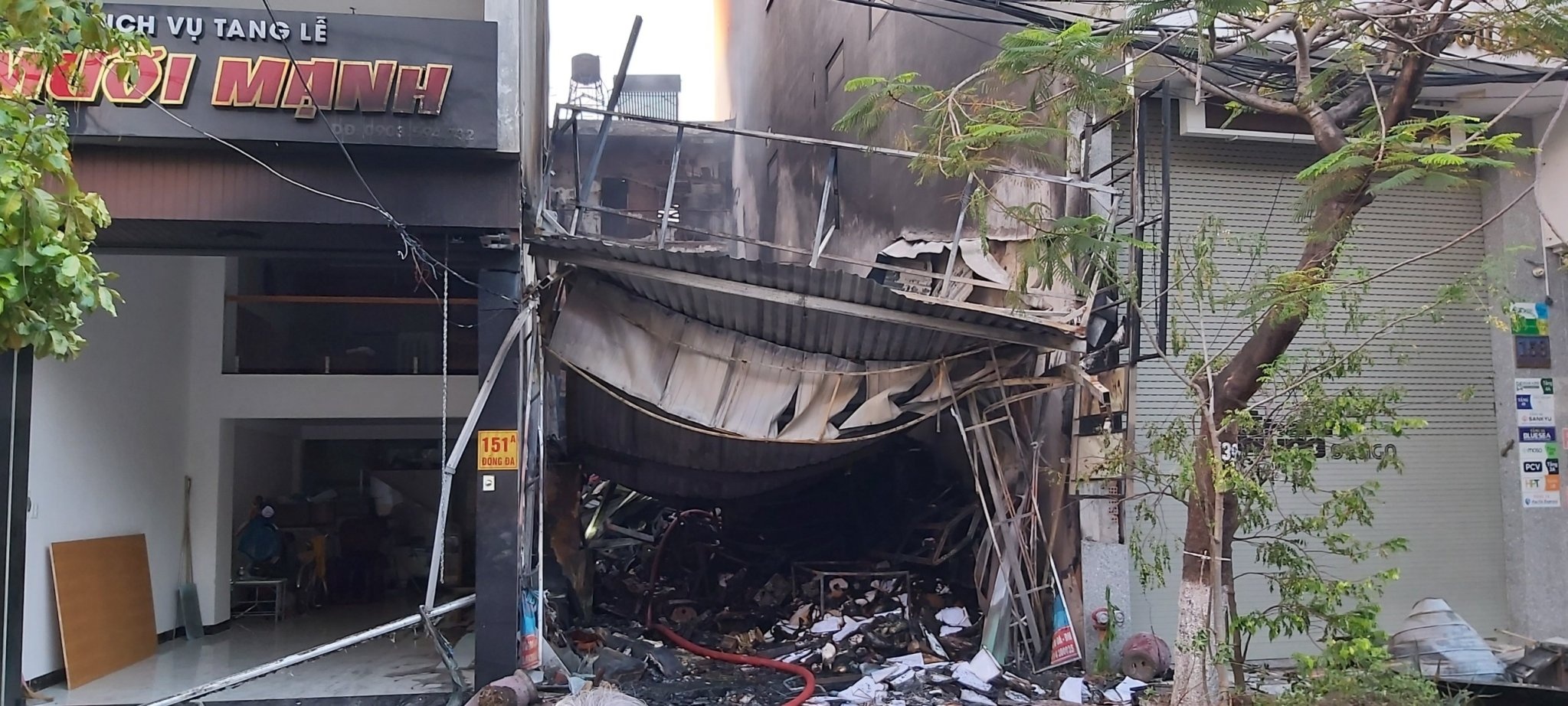 7 nguoi thoat khoi can nha bi chay luc nua dem anh 2